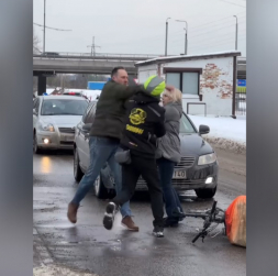 Konflikts starp velokurjeru un volvo vadītāju.