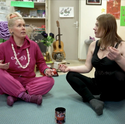 Dziedātāja Liene Šomase un dzejniece Magone Liedeskalna. 