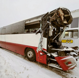 Uzņēmuma "Latvijas Sabiedriskais autobuss" sociālo tīklu profilā publicēta šī fotogrāfija, kurā redzams avārijā 18. februārī uz Liepājas šosejas sadragātais autobuss, un rakstīts: "Cietušie pasažieri un autobusa vadītājs šobrīd atrodas dažādās reģionu slimnīcās. Viņiem priekšā ārstēšanās un pēc tam arī atveseļošanās process. SIA "Latvijas Sabiedriskais autobuss" ir apdrošinājis pasažieru civiltiesisko atbildību."