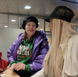 Magone kopā ar draudzeni Ilvu dodas uz Ēģipti.