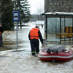 Pēdējos lielos palus un ar tiem saistītos plūdus Latvija ir piedzīvojusi 2013. gadā. Attēlā: glābēji Pļaviņās 2013. gada 19. aprīlī. Pēdējos lielos palus un ar tiem saistītos plūdus Latvija ir piedzīvojusi 2013. gadā. Attēlā: glābēji Pļaviņās 2013. gada 19. aprīlī.