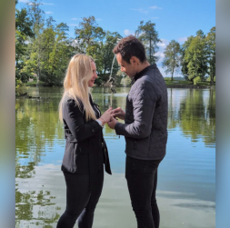 Vineta Pētersone tiek bildināta. Vineta Pētersone tiek bildināta.