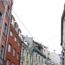 Latvijā ir vairāki simti ēku, kas vienlaikus pieder pat pāri par desmit īpašniekiem. Jaunie Civilprocesa likuma grozījumi varētu padarīt vieglāku šādu ēku sadalīšanu dzīvokļu īpašumos.