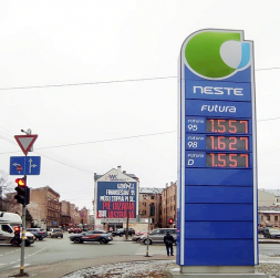 Kamēr valda liela nenoteiktība, degvielas tirgus dalībnieki arī Latvijā saglabā piesardzību. Jau pirmdien, 2. martā, salīdzinot ar piektdienu, 27. februāri, degvielas cena pakāpās "Neste" un "Circle K" degvielas uzpildes stacijās (DUS), kamēr citos degvielas mazumtirdzniecības tīklos ("Virši", "Viada" un "Kool") cena vēl turējās uz vietas.