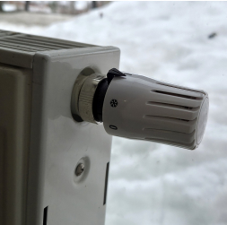 Šī termogalva jāregulē ar roku. Taču, lai to lietotu korekti, apkures sistēmai jābūt ierīkotai atbilstoši.