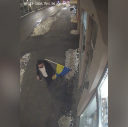 Meklētais vīrietis, kurš sabojāja Ukrainas karogu.