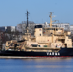 Ledlauzis "Varma" Rīgas brīvostā.