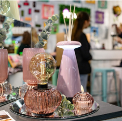 Caurspīdīgums, ēteriskas krāsas apgaismes ķermeņos. Caurspīdīgums, ēteriskas krāsas apgaismes ķermeņos.