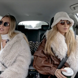 Sindija Bokāne ar draudzeni Elīnu ceļā uz Latgali.