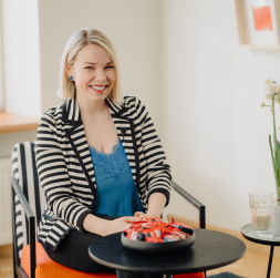 Dziedātāja Ieva Sutugova.