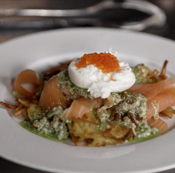 Mārtiņa Sirmā kartupeļu pankūkas ar lasi un kaviāru. Mārtiņa Sirmā kartupeļu pankūkas ar lasi un kaviāru.