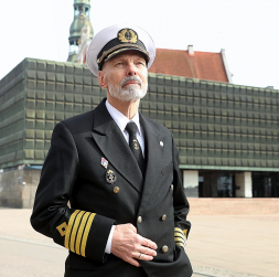 "Mani padomju laikos uzskatīja par muļķi un pazemoja, tāpat arī tagad uzskata un pazemo, ka neesmu cienīgs būt par padomju režīma represiju upuri. Man neko vairs nevajag un esmu piedevis saviem pāridarītājiem, bet mana vienīgā vēlēšanās ir, lai Latvijas valsts izrāda cieņu un godu manam tētim Izidoram Cibulim, kurš pašaizliedzīgi cīnījās par Latviju," saka Alberts Cibulis.