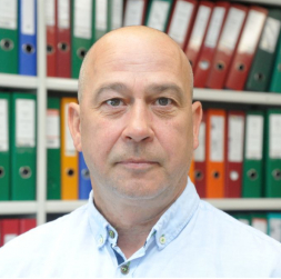 "Daļa sēs, daļa nesēs. Pērnais rudens bija ļoti smags – slapjš, un fiziski nevarēja uzbraukt uz lauka, lai iesētu ziemājus. Līdz ar to palika lielāks īpatsvars vasarājiem, dažām saimniecībām līdz pat 40% pieauga platības, kas jāapsēj šopavasar," saka biedrības "Zemnieku saeima" valdes priekšsēdētājs Juris Lazdiņš, vērtējot situāciju lauksaimniecībā, kad degvielas cena jau pieaugusi par 40%, bet minerālmēsliem – līdz pat 50%. "Daļa sēs, daļa nesēs. Pērnais rudens bija ļoti smags – slapjš, un fiziski nevarēja uzbraukt uz lauka, lai iesētu ziemājus. Līdz ar to palika lielāks īpatsvars vasarājiem, dažām saimniecībām līdz pat 40% pieauga platības, kas jāapsēj šopavasar," saka biedrības "Zemnieku saeima" valdes priekšsēdētājs Juris Lazdiņš, vērtējot situāciju lauksaimniecībā, kad degvielas cena jau pieaugusi par 40%, bet minerālmēsliem – līdz pat 50%.