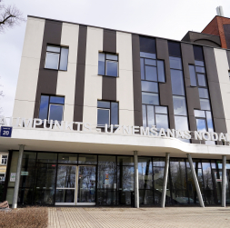 Traumatoloģijas un ortopēdijas slimnīcas teritorija. Traumatoloģijas un ortopēdijas slimnīcas teritorija.