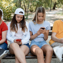 Bērni skatās telefonā. Ilustratīvs attēls. Bērni skatās telefonā. Ilustratīvs attēls.