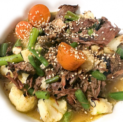 Pārlej ar buljonu, var pārkaisīt ar sezama sēkliņām.