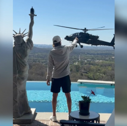 Mūziķis Kid Rock salutē ASV militārajam helikopteram. Mūziķis Kid Rock salutē ASV militārajam helikopteram.