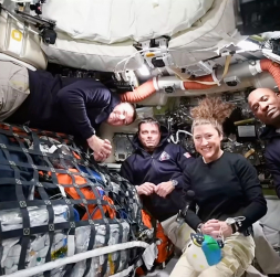 Šajā attēlā, kas iegūts no NASA publicēta video, redzama misijas “Artemis II” apkalpe: no kreisās – Kanādas astronauts un misijas speciālists Džeremijs Hansens, komandieris Rīds Vaismens, misijas speciāliste Kristīna Koha un pilots Viktors Glovers, videokonferencē no Mēness orbītas.