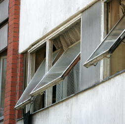 Daudzdzīvokļu mājas logi.