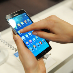 "Samsung" viedtālrunis.
