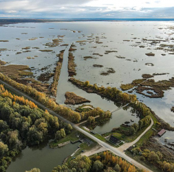 Lubāns ir viens no cilvēku visvairāk pārveidotajiem ezeriem Latvijā, turklāt arī viens no seklākajiem, jo vidējais dziļums svārstās ap trīs metriem. Lubāns ir viens no cilvēku visvairāk pārveidotajiem ezeriem Latvijā, turklāt arī viens no seklākajiem, jo vidējais dziļums svārstās ap trīs metriem.