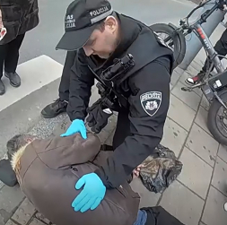 Rīgas pašvaldības policijas darbinieki glābj vīrieša dzīvību.