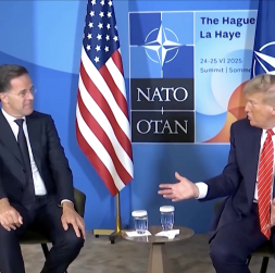 NATO ģenerālsekretārs Marks Rute un ASV prezidents Donalds Tramps.