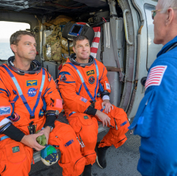 "Artemis II" apkalpe veiksmīgi atgriezusies uz Zemes. "Artemis II" apkalpe veiksmīgi atgriezusies uz Zemes.