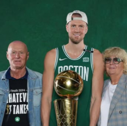 Kristaps Porziņģis kopā ar vecākiem Tāli un Ingrīdu.