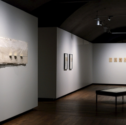 Estētiski Gregorio Botas izstāde balansē starp minimālismu un poētisku simbolismu.