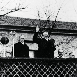 Valsts un Ministru prezidents Kārlis Ulmanis (centrā) un kara ministrs ģenerālis Jānis Balodis pie Rīgas pils 1936. gada aprīlī.