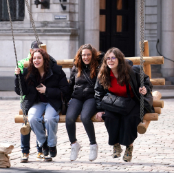 Cilvēki Doma laukumā. Cilvēki Doma laukumā.