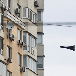 Krievijas drona "Geran 2" lidojums Kijivā, kas iemūžināts ceturtdien.