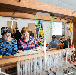 Ikgadējais pasākums "Satiec savu meistaru" allaž ir kupli apmeklēts, jo daudzi ar amatniecību ikdienā nesaistīti cilvēki vēlas pamēģināt senos arodus. Liela interese ir par aušanu, tāpēc dažkārt pie vienām stellēm vienlaikus darbojas vairākas mācekles.