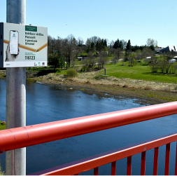 Ārvalstīs tā dēvētie pašnāvnieku tilti vai skatu kraujas nodrošināti ar aizsargbarjerām, plastikātu, drāšu žogu, tērauda margām vai drošības tīkliem. Tam pamatā ir novērojums, ka lēciens no tilta ir impulsīvāks pašnāvības veids nekā citi. Bauskas novadā uz tilta izvietotas īpašas aicinājuma zīmes ar krīzes tālruņu norādēm. Saņemt psihoemocionālu palīdzību krīzes situācijā var, zvanot pa tālruni 116123 (pieaugušajiem) un 116111 (bērniem un pusaudžiem). "Skalbes" krīzes tālruņi: 67222922 vai 27722292.