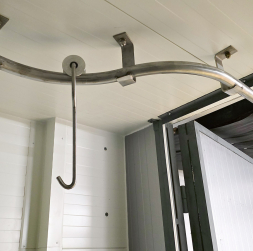 Dzesētavas griestos ir iestrādāti speciāli jaudīgi metāla stiprinājumi, pie kuriem ir pieskrūvētas apmēram septiņu centimetru diametra nerūsējošā tērauda caurules. Papildus ir izgatavoti jaudīgi āķi ar tērauda skritulīšiem, kas brīvi un bez aiztures ripo pa šīm caurulēm. 