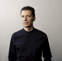 Pianists Reinis Zariņš Spīķeru koncertzālē uzņēmās kārtējo monumentālo uzdevumu un pierādīja, ka viņš to spēj īstenot.