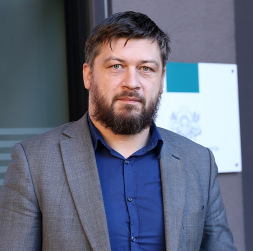 Gunārs Valdmanis, Klimata un enerģētikas ministrijas Enerģijas tirgus departamenta direktors priekšsēdētājs: "Nav iespējams pilnībā izslēgt to, ka inženierbūves, tostarp arī vēja ģeneratori, kuri nav principiāli atšķirīgi no citām būvēm, var ciest dabas stihijās, tāpēc būtiski, lai ikviens ar dabas apstākļiem saistīts negadījums tiktu izvērtēts un atziņas ņemtas vērā būvniecības praksē."