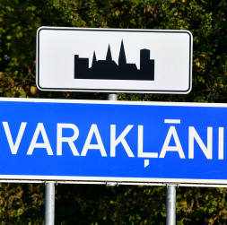 Vietas norādes ceļa zīme —Varakļāni.