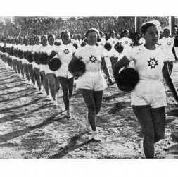 Aizsardžu vingrotāju parāde 1939. gadā.