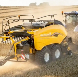 'New Holland BigBaler Plus' agregāts.