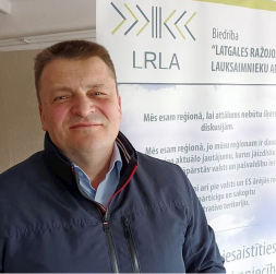 "Pēc liniem labāk aug arī kvieši. Līdz ar to eļļas lini būtu vēl viens kultūraugs, kas integrēts saimnieciskajā darbībā. Arī loģistikas izmaksas Latgalei ar šo kultūru ir krietni pievilcīgākas nekā, piemēram, kviešiem," pieredzē dalās Aivars Bernāns, biedrības "Latgales ražojošo lauksaimnieku apvienība" valdes priekšsēdētājs un zemnieku saimniecības "Zelmeņi" īpašnieks.