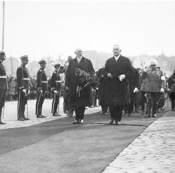 J. Čakste un L. K. Rēlanders pieņem godasardzi Helsinkos.