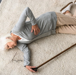 Osteoporozes gadījumā īpaši jāsargās no kritiena un gūžas kaula lūzuma.