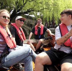 “Četri uz koferiem” Ķīnas senatnīgajā Tongli pilsētā. “Četri uz koferiem” Ķīnas senatnīgajā Tongli pilsētā.