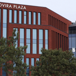 Uzbūvēt Rīgā jaunu biroju centru, lielveikalu vai ražotni kļūst arvien dārgāks prieks, jo apbūvei piemēroto zemes gabalu vērtība pat astoņas reizes pārsniedz komerczemes platību cenu Rīgai tuvajos rajonos. Toties Rīgas priekšrocība ir liels maksātspējīgu klientu daudzums, tādēļ pat zemes cenu pieaugums attīstību neapturēs. Attēlā – viens no jaunākajiem Rīgas biroju centriem "Novira Plaza". Uzbūvēt Rīgā jaunu biroju centru, lielveikalu vai ražotni kļūst arvien dārgāks prieks, jo apbūvei piemēroto zemes gabalu vērtība pat astoņas reizes pārsniedz komerczemes platību cenu Rīgai tuvajos rajonos. Toties Rīgas priekšrocība ir liels maksātspējīgu klientu daudzums, tādēļ pat zemes cenu pieaugums attīstību neapturēs. Attēlā – viens no jaunākajiem Rīgas biroju centriem "Novira Plaza".