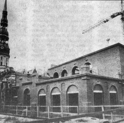 Melngalvju nams atdzimšanas sākumā. Melngalvju nams atdzimšanas sākumā.