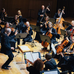 Skats no Valsts kamerorķestra "Sinfonietta Rīga" 40. jubilejas sezonas noslēguma koncerta Ventspils koncertzālē "Latvija". Pie diriģenta pults – Normunds Šnē. Skats no Valsts kamerorķestra "Sinfonietta Rīga" 40. jubilejas sezonas noslēguma koncerta Ventspils koncertzālē "Latvija". Pie diriģenta pults – Normunds Šnē.