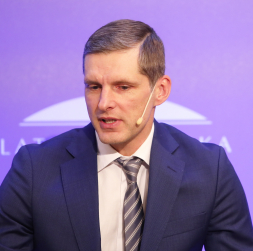 AS "SEB banka" ekonomists Dainis Gašpuitism.