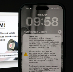 Šūnu apraides paziņojums, lai informētu par to, ka Valsts ugunsdzēsības un glābšanas dienests visā valstī uz trim minūtēm iedarbinās trauksmes sirēnas.